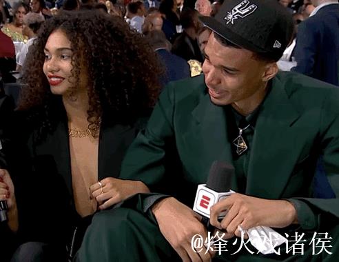 保罗和帕克场边观战，炮哥跟文班亚马开心拥抱